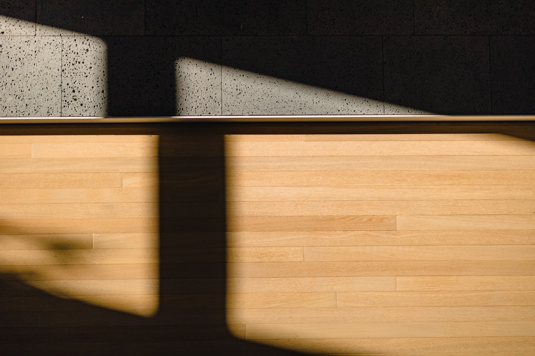 Jak odnowić stary blat drewniany? Praktyczny przewodnik